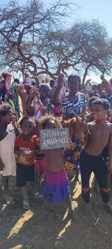 Distribution de viande du sacrifice dans un village