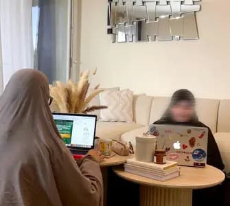 Membre de l'équipe Qurban avec les bénéficiaires